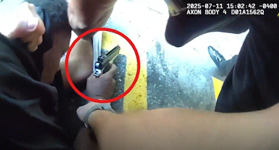 Citizen Helps Officer Apprehend Armed Suspect in Downtown Atlanta Citizen Helps Officer Apprehend Armed Suspect in Downtown Atlanta