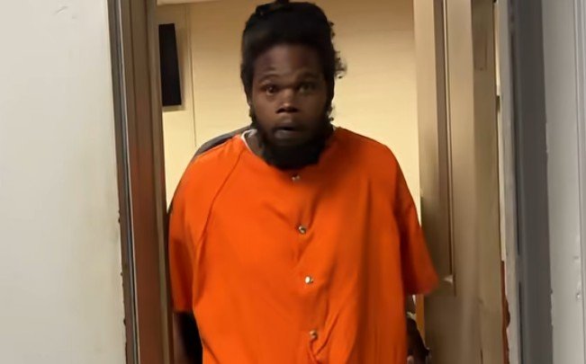 Macon Man Accused of Punching Store Clerk, Pulling Knife on Customers After Being Asked to Leave Macon Man Accused of Punching Store Clerk, Pulling Knife on Customers After Being Asked to Leave